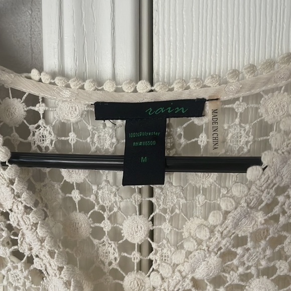 Rain brand size M -flowy light crème blouse with built-in slip tank -worn once - Picture 3 of 7
